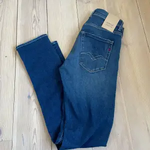 Säljer dessa replay jeans, modell grover Storlek 28/32