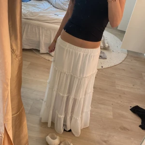 Vit långkjol - En vit långkjol som är perfekt nu till sommaren. Fått av en kompis och lappen är inte kvar så vet inte vart den är ifrån