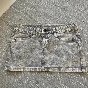 Lågmidjad jeanskjol - Lågmidjad jeans kjol. Midjemått 37cm, längd 27 cm. Köp via köp nu❤️‍🔥