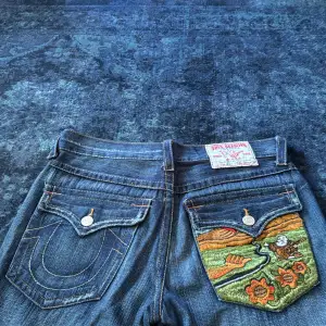 Har dessa Rare True religion jeans med fett tryck på i bak! Ute på ”Intressekoll” och ser vad folk budar för dessa Modell: Joey  Midja: 42 cm Ytterben: 108 cm Innerben: 79 cm   DM: Vid frågor/funderingar 🤩