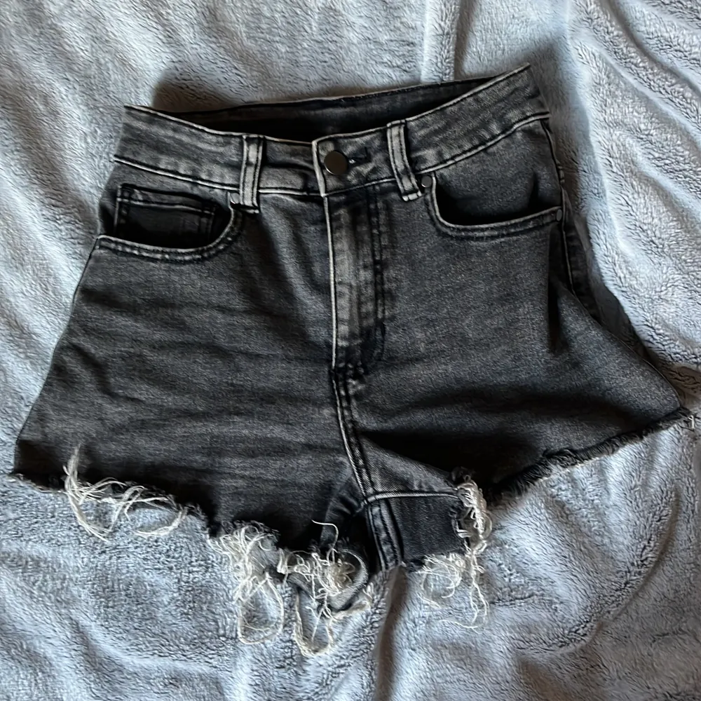 Snygga gråa jeans shorts från tezenis! . Shorts.
