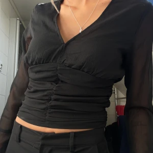 Svart blus med utsvängda armar  - Sjukt snygg blus/topp från BikBok i storlek S. Perfekt som festtopp. Köpt för några år sen och har använts flitigt. Inga defekter!🙌🏼