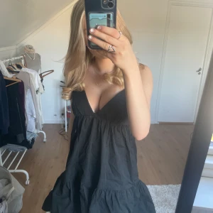 Zara sommar klänning - Fin luftig klänning från Zara som ej kommer till användning längre, fint skick! skriv för fler bilder eller frågor 💞Storlek M men passar bra på mig som vanligtvis har Xs 😊 Ge prisförslag!