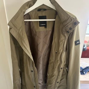 J Lindeberg jacka - Stilren jacka från J Lindeberg. Storlek 52/xl, true to size. Knappt använd. 