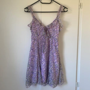 Söt klänning - Säljer nu denna supersöta klänningen från Gina då den ej kommer till användning. Den har dragkedja på sidan och man kan knyta fram. Använd 1 gång! Nypris: 399kr. Priset kan diskuteras!