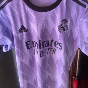 Real tröja - Perfekta fotbollströja, den är S men sitter bäst som M och i utmärkt skick