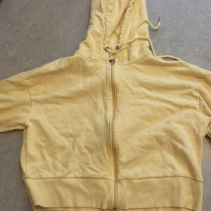 Hoodie  - Storlek M, ca 74cm lång (inklusive luvan), ca 44cm lång (utan luvan) och ca 49 cm bred runt midjan. Andvänts nån gång. Kedjan är trasig men annars bra skick.