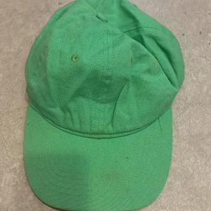 Keps - Ca 23cm lång och ca 19cm bred. Ganska dåligt skick, väldigt smutsigt. Men var från monki och kostade runt 500kr. Denna keps är också köpt för några år sedan.