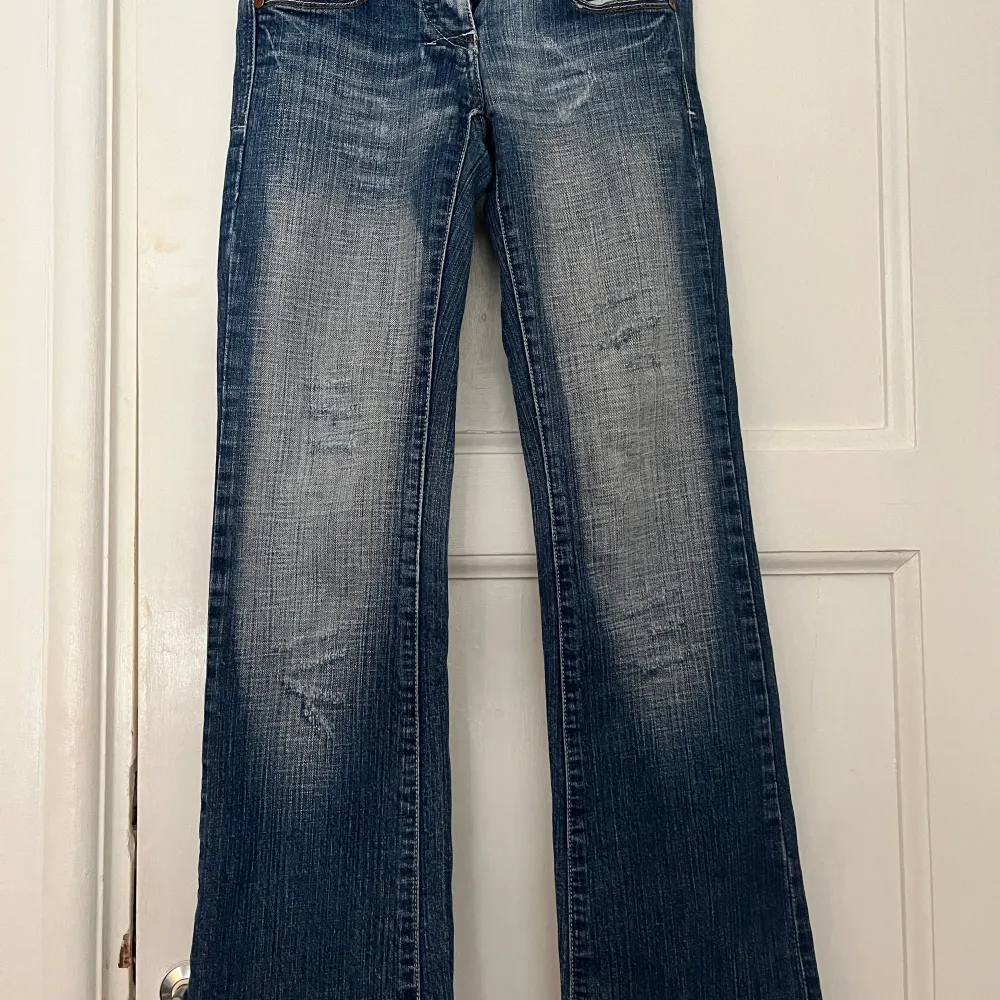 Jätte snygga jeans. Det är Lågmidjande och bootcut. Älskar de! . Jeans & Byxor.