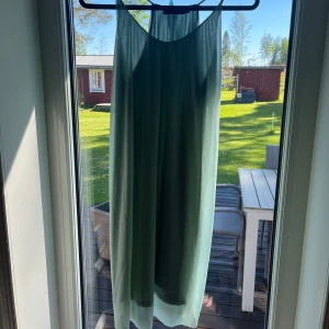Snygg klänning - Snygg klänning som jag inte vart var den är ifrån men märket är sense women i storlek m. Den är i fint skick.