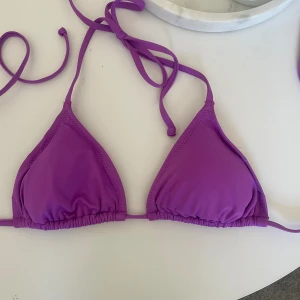 Bikinitopp - Supersnygg färg på bikinitopp som har blivit för liten, sparsamt använd😊