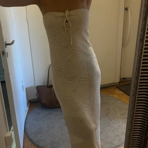 Virkad långklänning - Beige virkad långklänning, aldrig använd med prislapp kvar, från asos💖💖💖