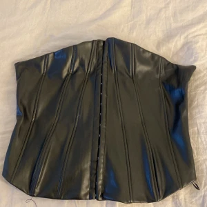 Fin svart Korset - Har använt den en gång och aldrig mer igen den e väldig fin allting på du får den formen du vill ha jätte fin från zara 