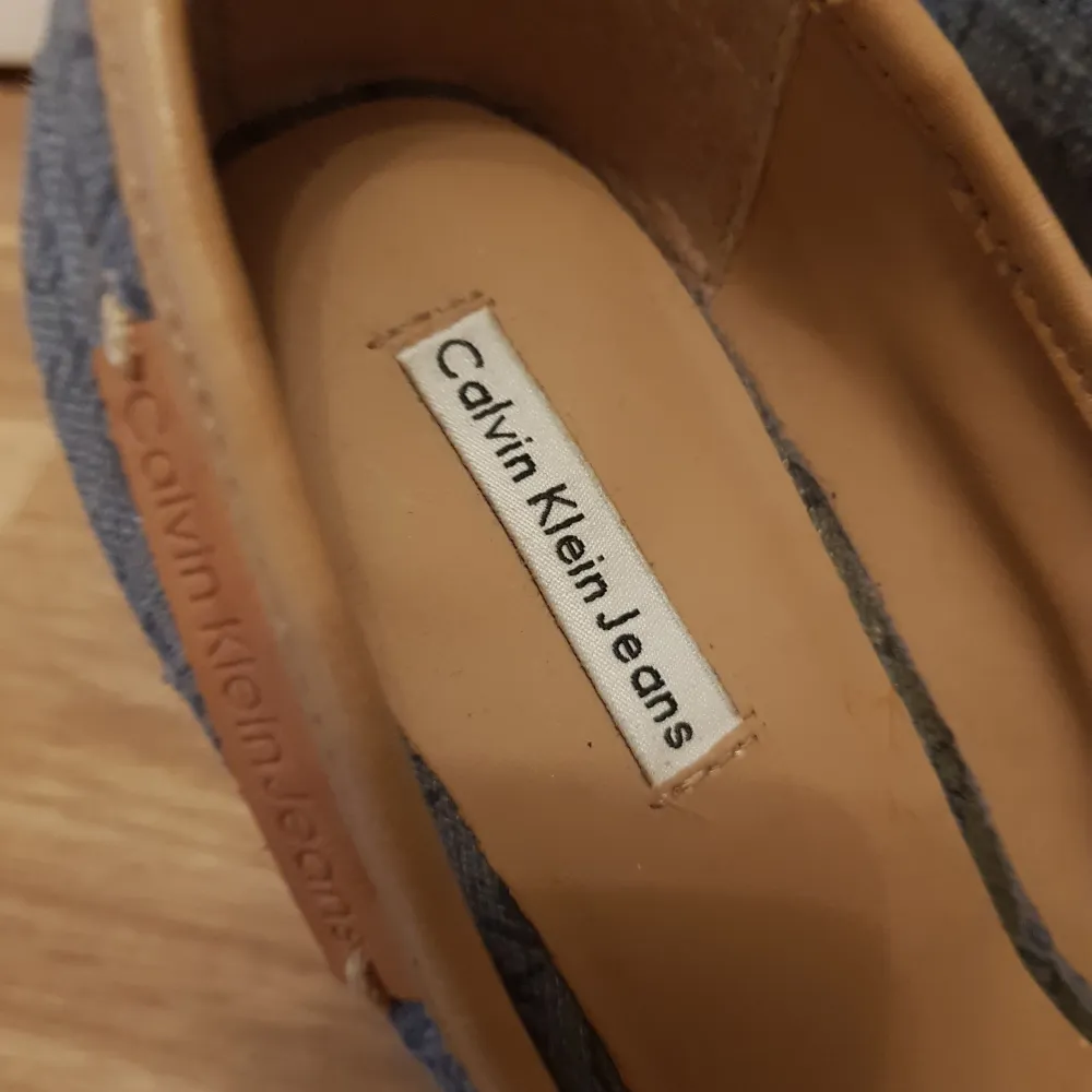 Kilklaks skor Calvin Klein strl 37 Som nya Dom är för små för mig och jag har fotmåt 23,5cm så om du har 22,5cm passar dom och kan passa om du har 23cm. Skor.
