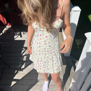 Zara klänning - Söt sommar klänning från zara i storlek M men är liten i storlek och passar därför bättre personer i S eller Xs. Super skönt material!