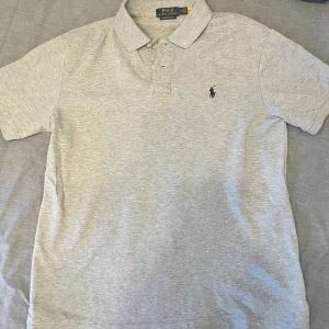 Polo piké - Ralph lauren pikétröja i färgen grå. Använd fåtal gånger och är storlek L men fits M