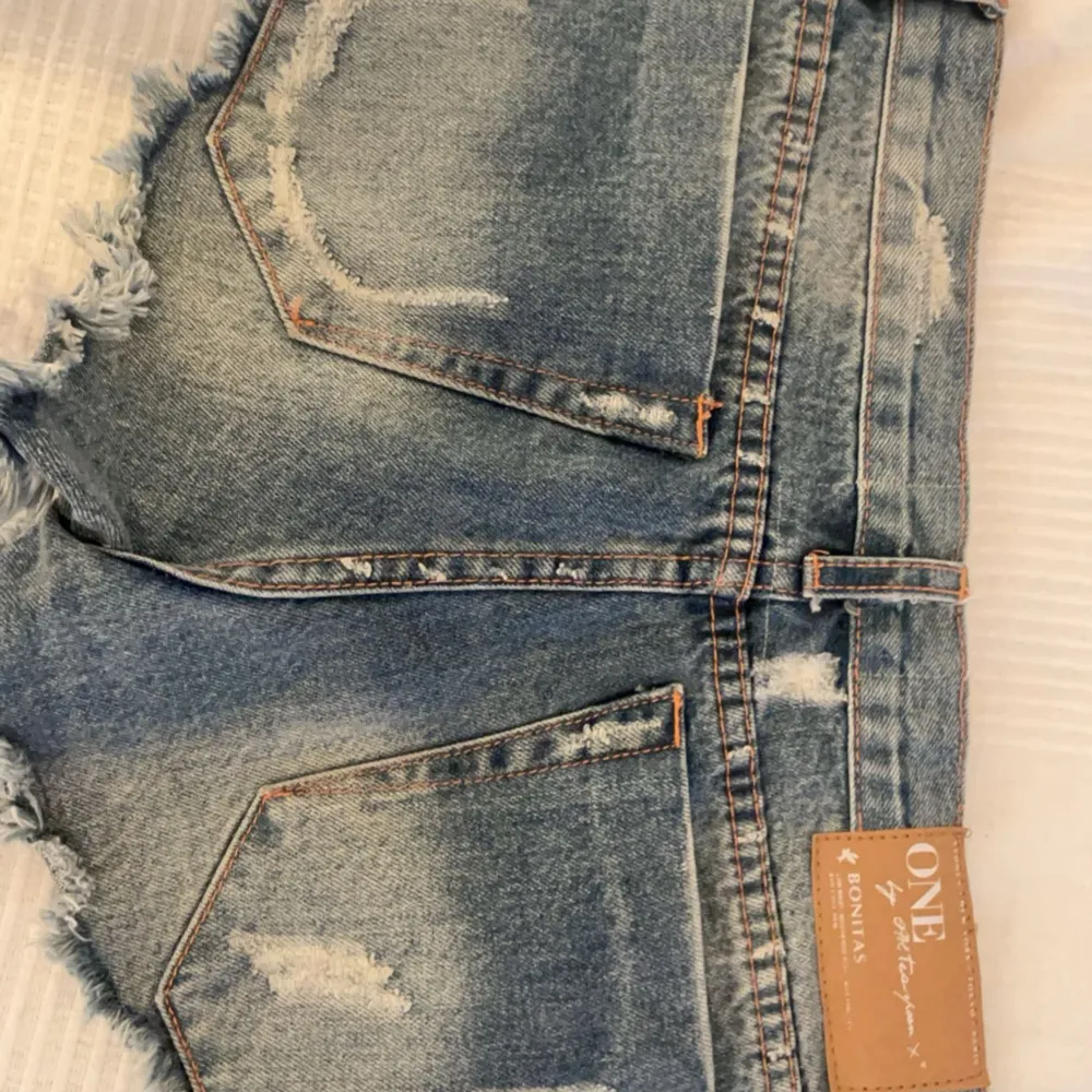 Jätte snygga jeansshorts från one teaspoon  Skulle säg att de passar storlek xs-s💞 Köpta här på Plick, tre sista bilderna är lånade💘 kostar runt 1000 nya. Shorts.