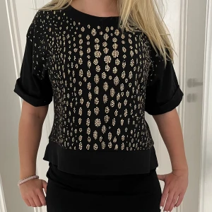 Michael Kors glittrig tröja topp  - Såå fin och cool tröja som är från Michael Kors. Den har leopardmönstrade guld detaljer, hör av dig vid frågor!💞💞🫶