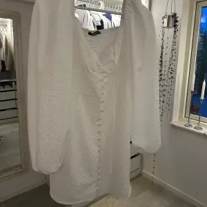Fin vit klänning som är för liten för mig tyvär. Helt ny med prislapp!  Liten i strlk så passar 38