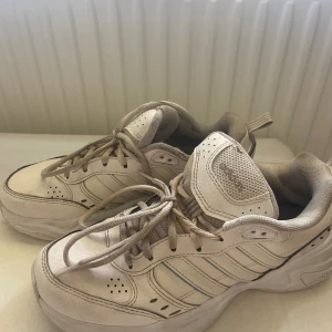 Sneakers - Bra skick förutom (se sista bilden) Meddela vid eventuella frågor🌸