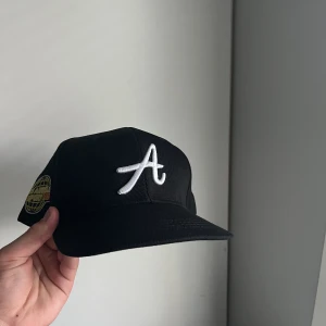New Era snapback - New Era snapback helt ny vill bli av med den då jag beställt den från utlandet och det går inte att skicka tillbaka den (tveka inte på att skriva om du har några frågor) 