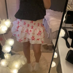 Kjol - Fin kjol från Loavies. Använd typ 1-2 gånger så fint bra skick💕 Storlek M men passar förmodligen S-L också💕