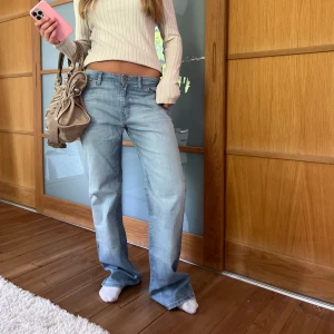 Lågmidjade jeans - Extremt snygga lågmidjade jeans, sitter så coolt baggy på mig som brukar bära S/36 i jeans eller. 27🥰