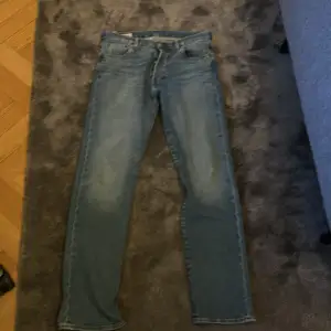 Säljer mina jeans då dem inte längre kommer till användning, jeansen är nästintill nya.