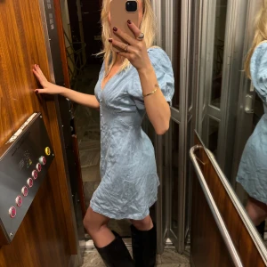 Jeansklänning - Klänning i mjukt jeans liknande material, storlek xs , aldrig använd 🤍🤍pris kan diskutteras