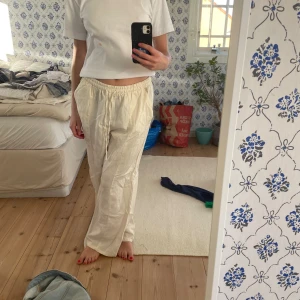 Linnebyxor zara - Superfina linnebyxor från zara, går att ha både lågmidjat och högmidjat! Obs! Ej i linne-material.