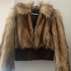 pälsjacka - super snygg pälsjacka från urban outiftters, endast använd fåtal gånger så den är i väldigt bra skick🤎