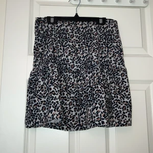 Kjol - Jättesnygg leopardkjol som jag säljer eftersom den är för liten , jag skulle säga att den är storlek xs/s men vill ni ha mått så är de bara att fråga ☺️❤️