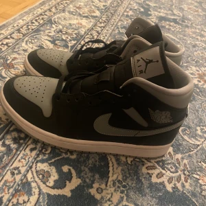 Jordan 1 low shadow  - Nästan ny använd 2-3 gånger stl 40  