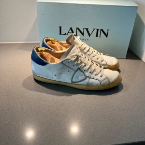 Phillipe model prsx - Tjenare säljer denna super efterfrågade färgen av phillipe model🤩| skick:7/10| Tyvär ingår bara skorna och ingen box|  Vid fler frågor är det bara att skicka ett meddelande