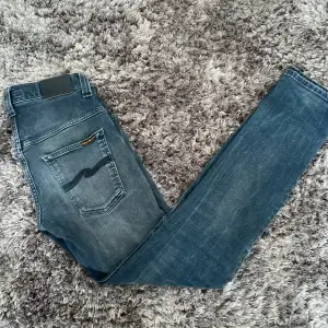 Fina Nudie jeans i bra skick i storlek W28 L32 och slim fit. Säljs pågrund av att de är för små. Har även flera Jeans på min profil!