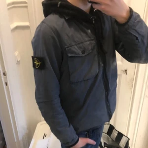 Stone island cardigan - Perfekt nu till våren. Riktigt snygg och skön 