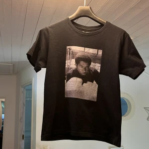 One wear t-shirt  - Säljer mina snygg t-shirt från onewear då den är för liten. Den är använd ett fåtal gånger så den är i toppskick.