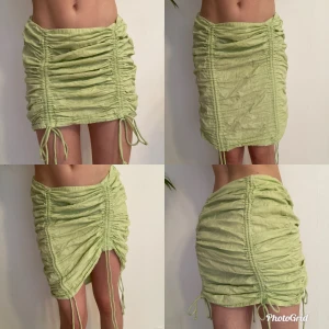 Kjol Linne Lin Grön Drawstring Justerbar  - Storlek 38 men passar också 36 (jag på bilden har 36). 85 % bomull 15 % lin. Mycket fint skick!💚🧚🏻‍♀️