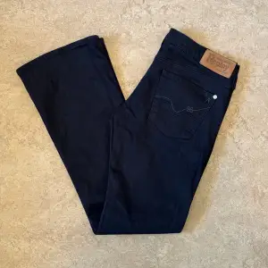 Replay jeans i modellen W 442, 032, gott skick. Storlek: 31 W, 32 L, Midja: 41.5 cm Ytterben:  103 cm Benöppning: 23.5 cm