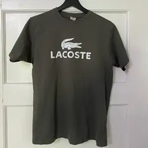 Lacoste t-shirt i bra skick. Storlek M fast sitter som S/M. Sköt material för soligt och varmt väder