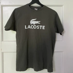 Lacoste t-shirt - Lacoste t-shirt i bra skick. Storlek M fast sitter som S/M. Sköt material för soligt och varmt väder
