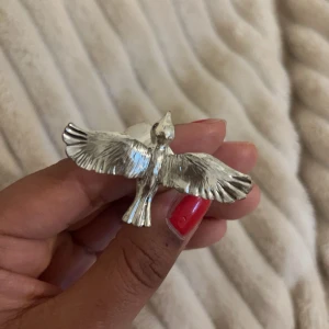 Örn ring  - Säljer denna supersnygga örn ring 😇😇 passar till allt som är silver och i hyfsat bra skick, dm för bild på defekter! Passar lite mindre fingrar 