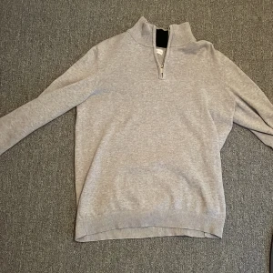 Grå halv zip - Säljer min halv zip pga ingen användning längre.