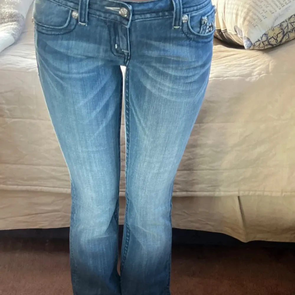bara anvĂ€nd 1 gĂ„ng đlĂ„gmidjade bootcut miss me jeans i perfect skick! Storlek 26. hör gĂ€rna av erđ sĂ€ljer dem för att de Ă€r för lĂ„nga och stora för mig . Farkut & Housut.