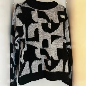 Stickad tröja - Jätte skön stickad tröja som är lite hårig, den har några lösa trådar men inget som syns så mycket o man kan bara klippa bort det eller nåt