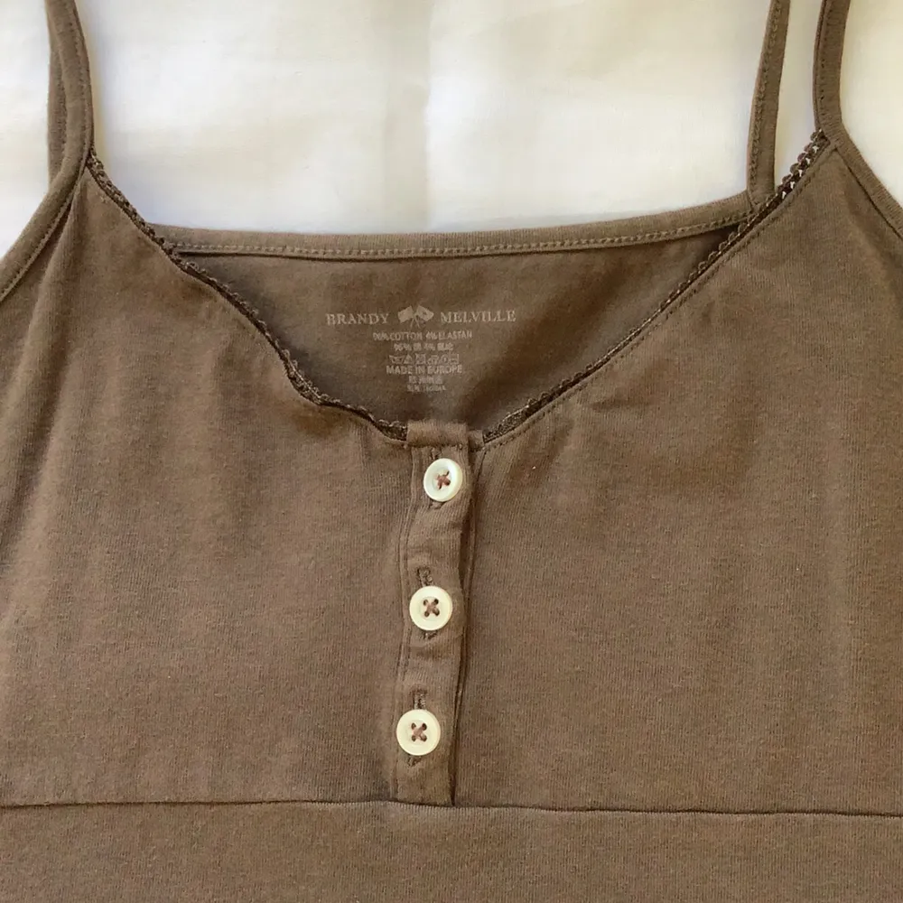 As snyggt linne från brandy Melville med knappar längst upp i storlek one-size (XS-S)❤️‍🔥 Kom privat för frakten, och hela betalningen sker via swish!. Toppar.