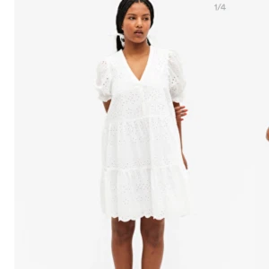 STUDENTKLÄNNING/vit klänning  - Vit superfin klänning som aldrig är använd. Storlek S men passar även en M. Super fint skick och väldigt fint mönster på den. 💗💗💗 