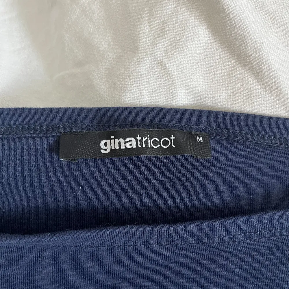 Säljer min långärmade tröja med slits från Gina tricot i storlek M. Pris kan diskuteras och säljes då den ej kommer till användning. Använd fåtal gånger 💓. Tröjor & Koftor.