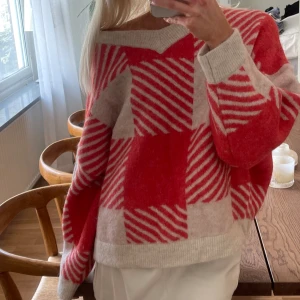 Stickad tröja  - Jättefin Sparsamt använd stickad tröja från Carin Wester, storlek M