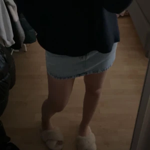 Jeanskjol  - Från new yorker säljer då jag har en annan liknande. Knappt använd o i nyskick, storlek M men passar S 